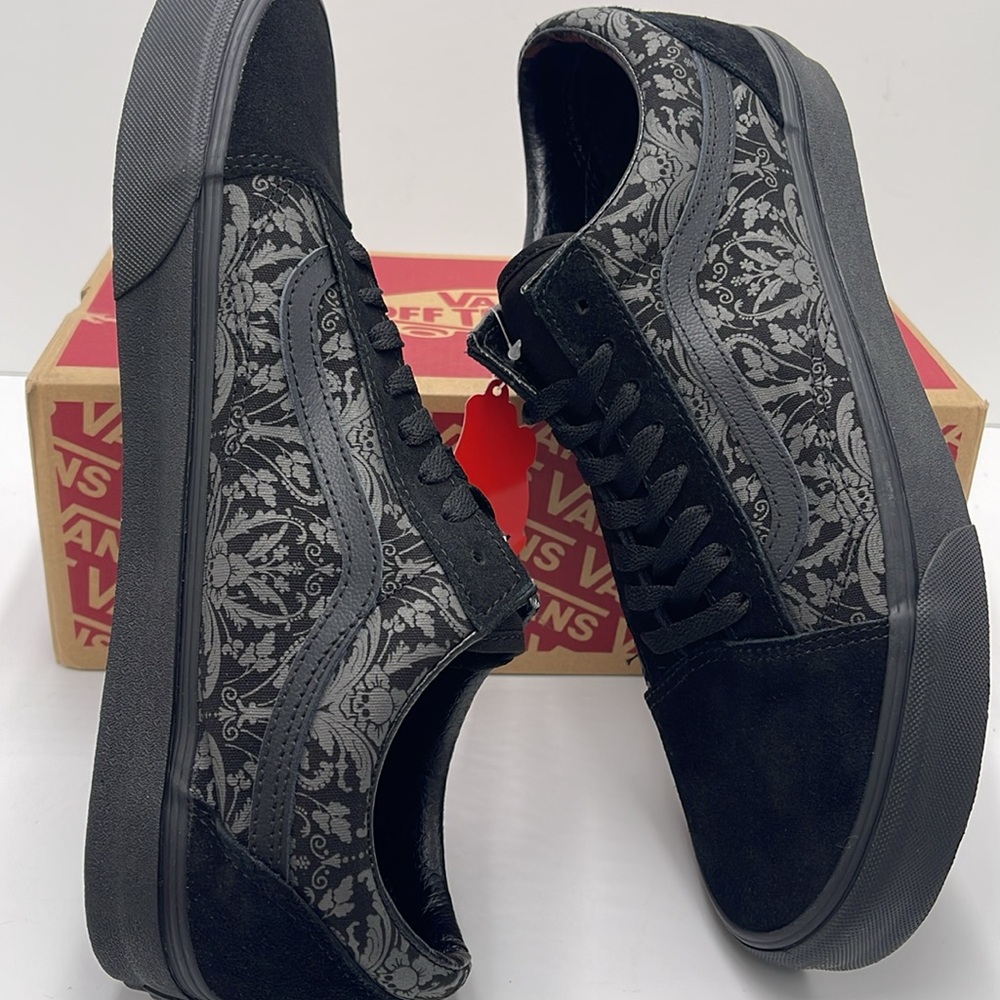 Vans WMNS Black and Gray Patterned Sneakers Old Skool
Skull Tapestry Raven/Black - Picture 11 of 15